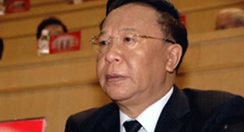 长春人还有人认识他吗？
想当初这位高官正在长春市的吉隆坡大酒店里，向两位漂亮的小