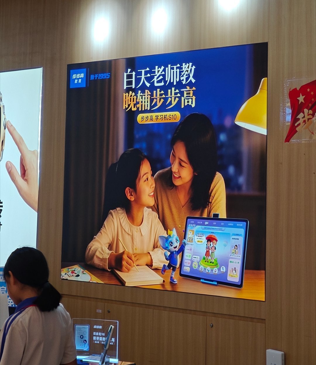 深圳小学午休椅火了深圳小学换上能躺平的午休椅，我觉得当然是好事。随着经济发展，学