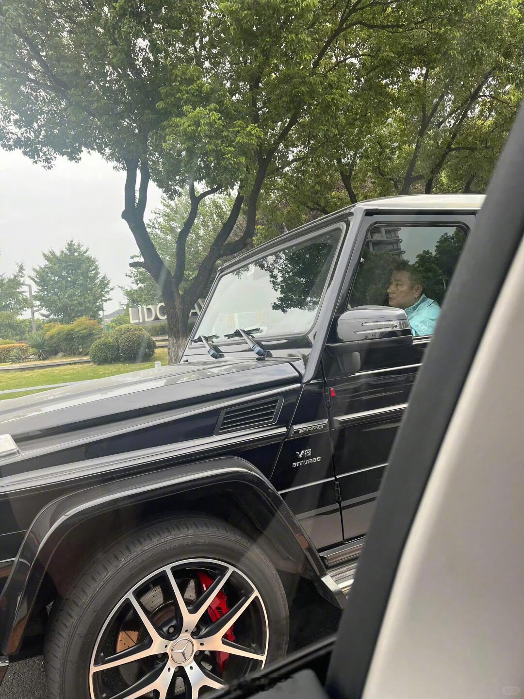开大G的男人都帅！不讨论副驾驶，我就知道这是一台W463末期款的G63[吃瓜][