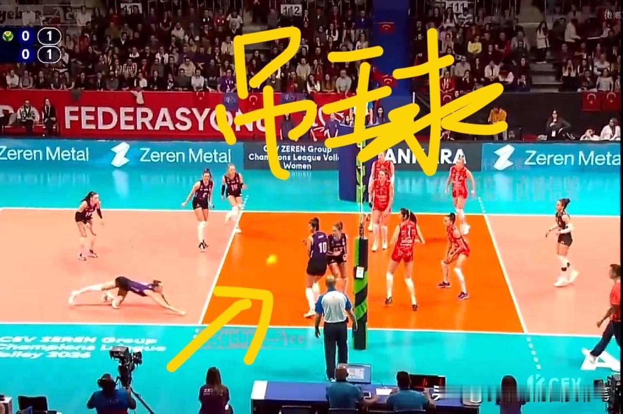 朱婷用轻吊拿下对战土耳其泽仁体育的第一分[呲牙]
沃沃什传给朱婷，她跳起后看到对