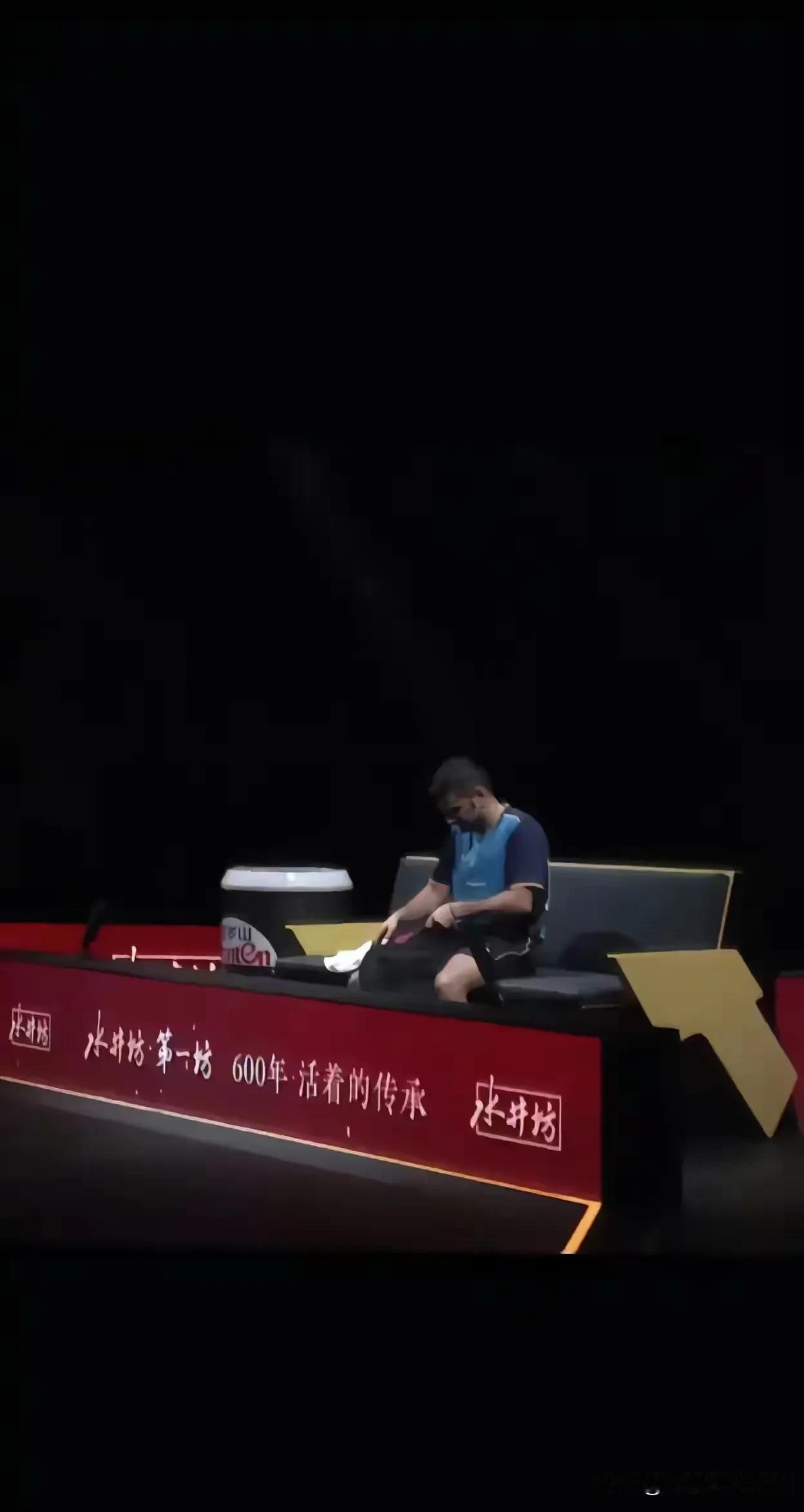 孤胆英雄阿拉米扬！

32岁的伊朗乒乓球运动员阿拉米扬，他独自一人，没有教练，没