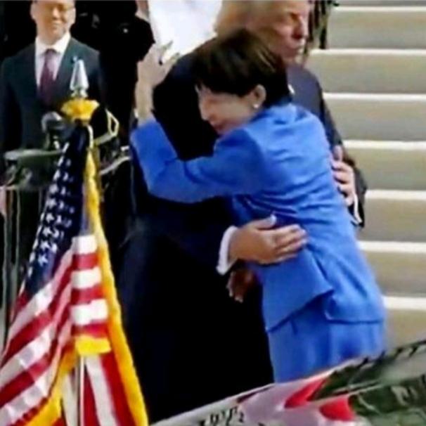同样是跟美国打交道，中国站得直、腰杆硬，平等对话谈利益；日本却处处小心翼翼，姿态