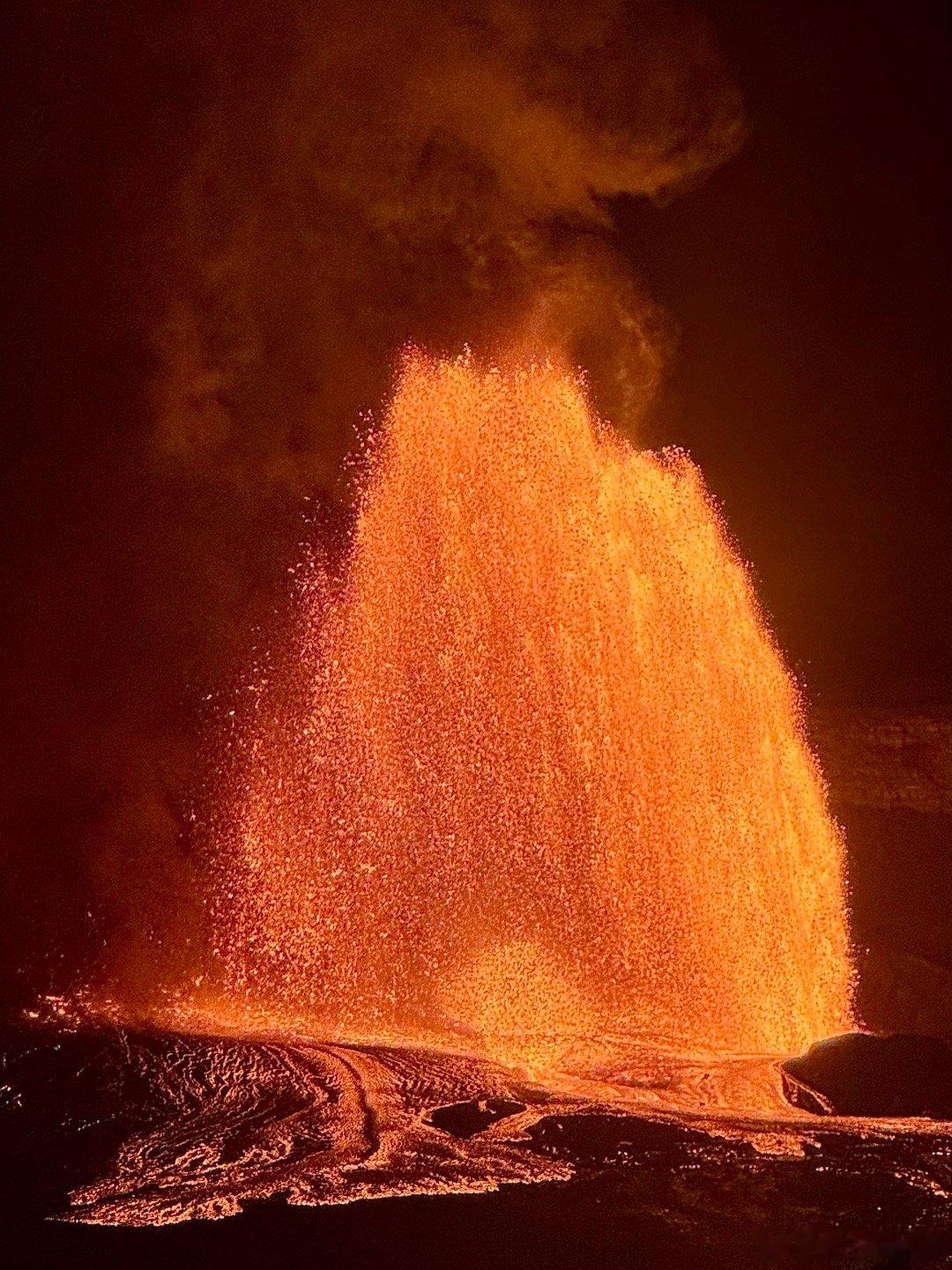 夏威夷火山国家公园第二十六次喷发。四月五月六月，三次去夏威夷大岛赶火山，前两次不