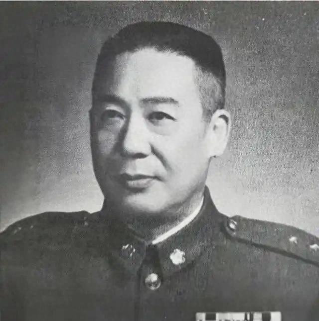 曾任红军叛将后升任国军中将，解放战争中其上司被俘而他多次成功逃脱，最终寿终正寝享