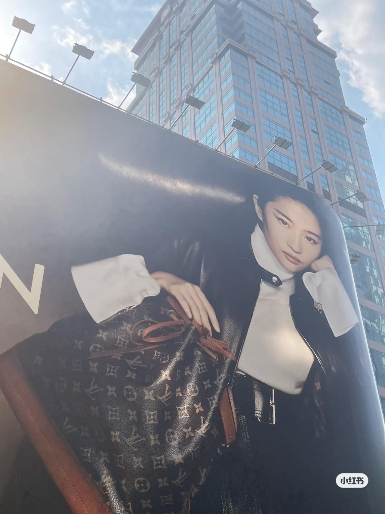 04.24打卡刘亦菲上海LV地广，都铺了半个月了