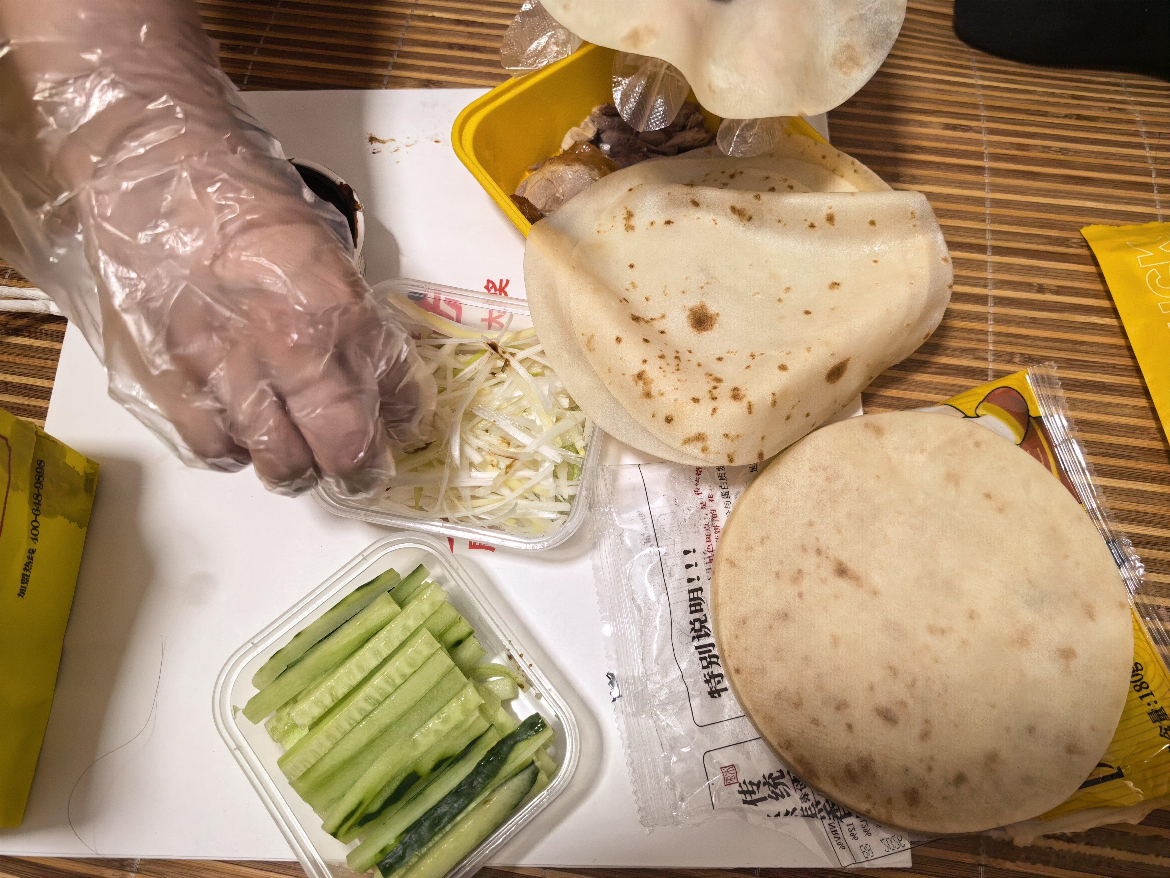 晚饭不知道吃啥，孩子们送回老家了，中秋国庆连着，我们夫妻俩回长沙了，不知道吃啥，