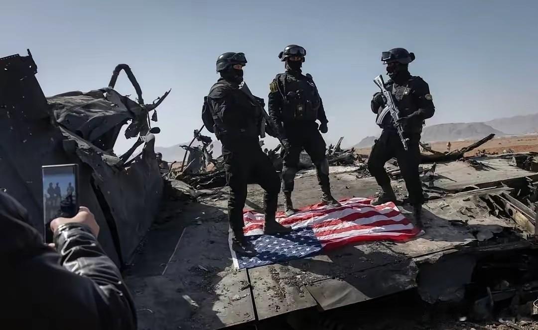 美国国旗在伊朗军人眼里就是被踩的，不仅羞辱了美国，还战胜了超级强国。