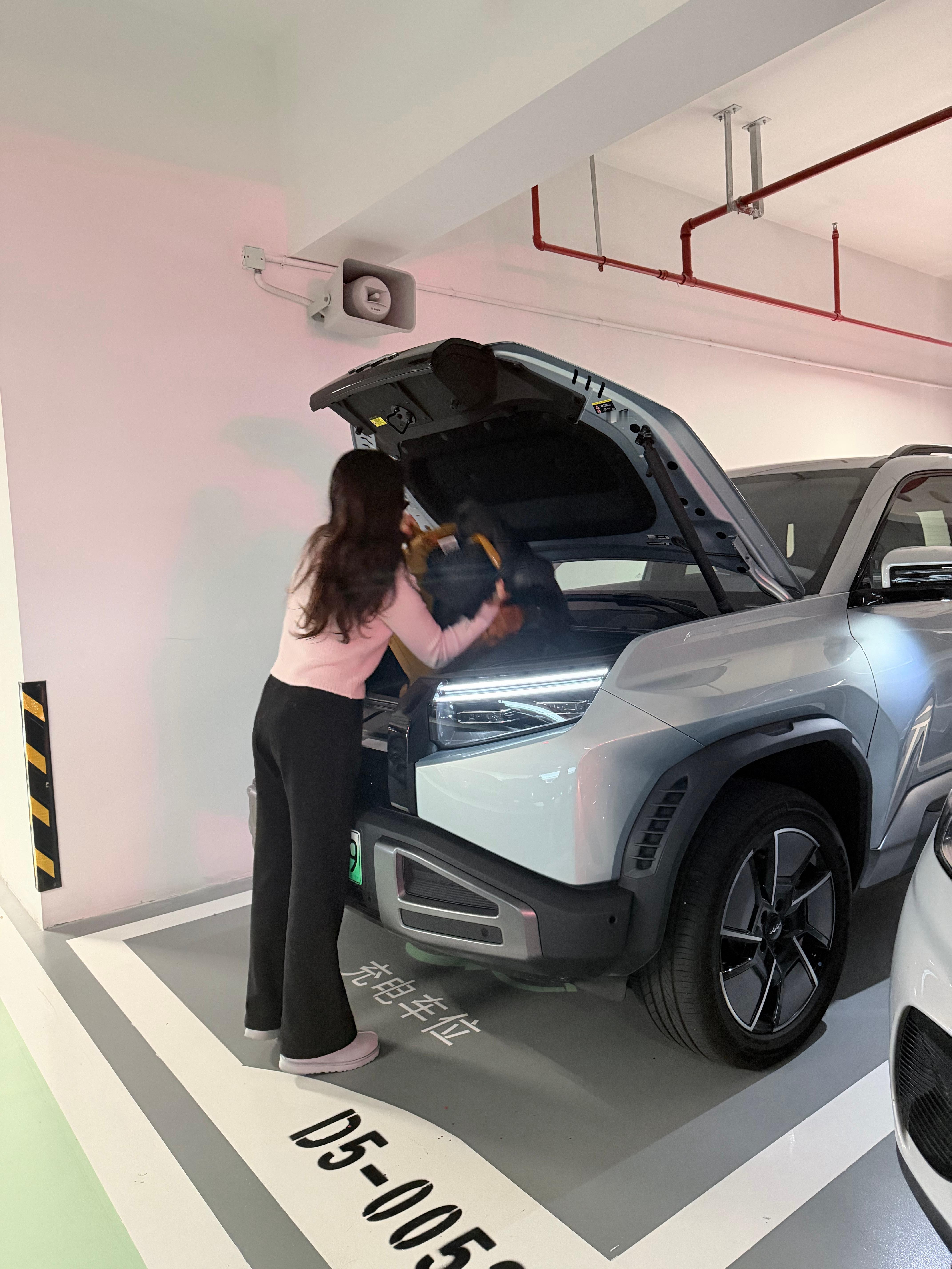 我真的很久没有那么依赖过一台车了偶尔开下小路虎（我怕长期不开电瓶没电）长期就是钛