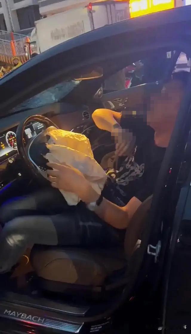 太怪异了！四川成都，一辆黑色迈巴赫突然失控，在街头连续撞倒了多人，事故造成2人死