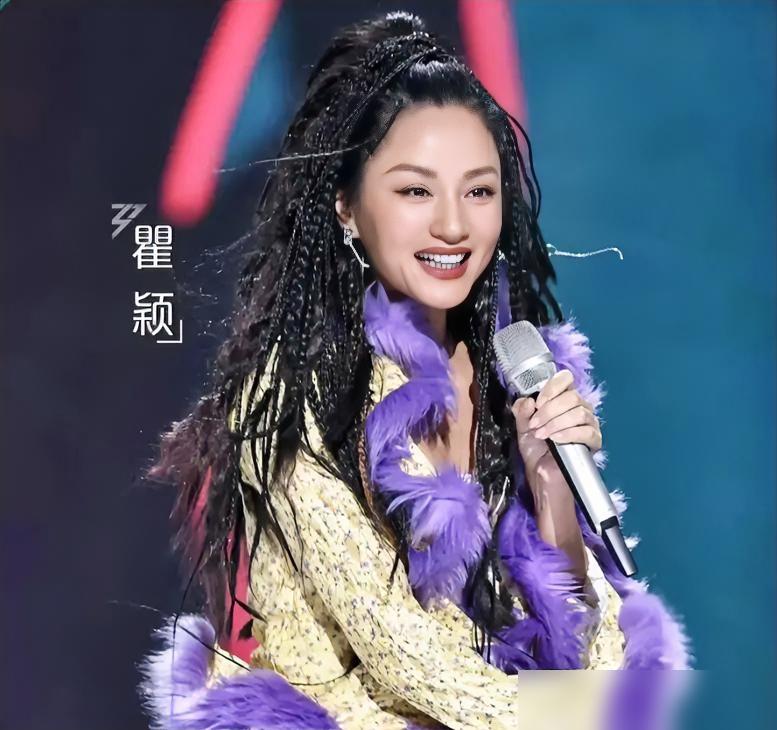 瞿颖复出就爆，真不是碰运气。
 
90年代她就已经是圈内狠人。
 
175的高挑