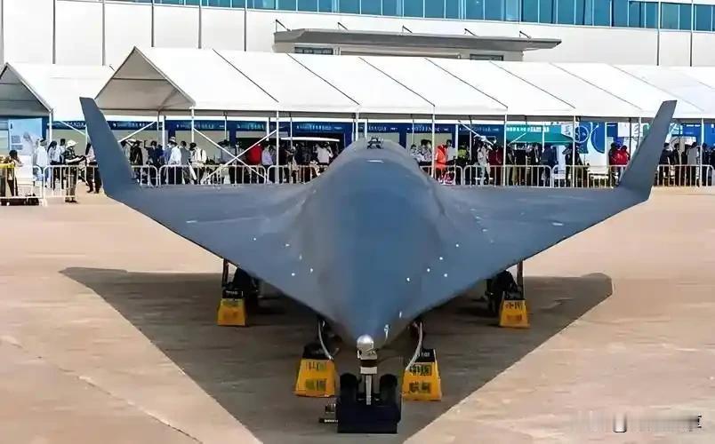 无侦-8紧盯航母:原来是战略会计师，算的是另一本账！

刷到无人机盯着航母看的视