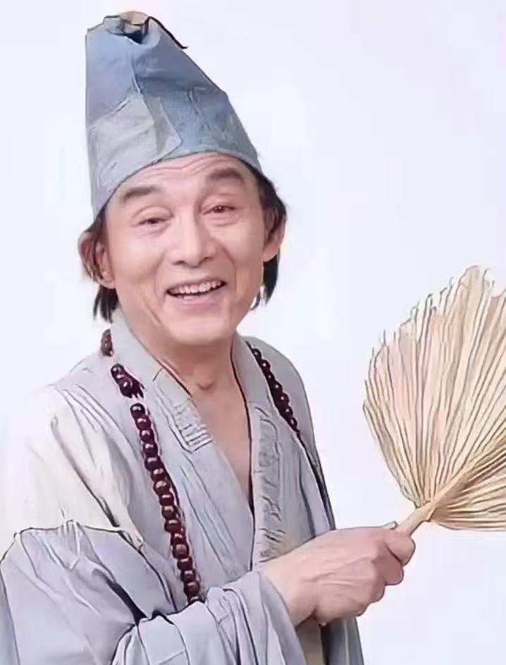 游本昌（1933—2026）的演艺生涯跨越70余年，前半生在话剧院跑了近30年龙