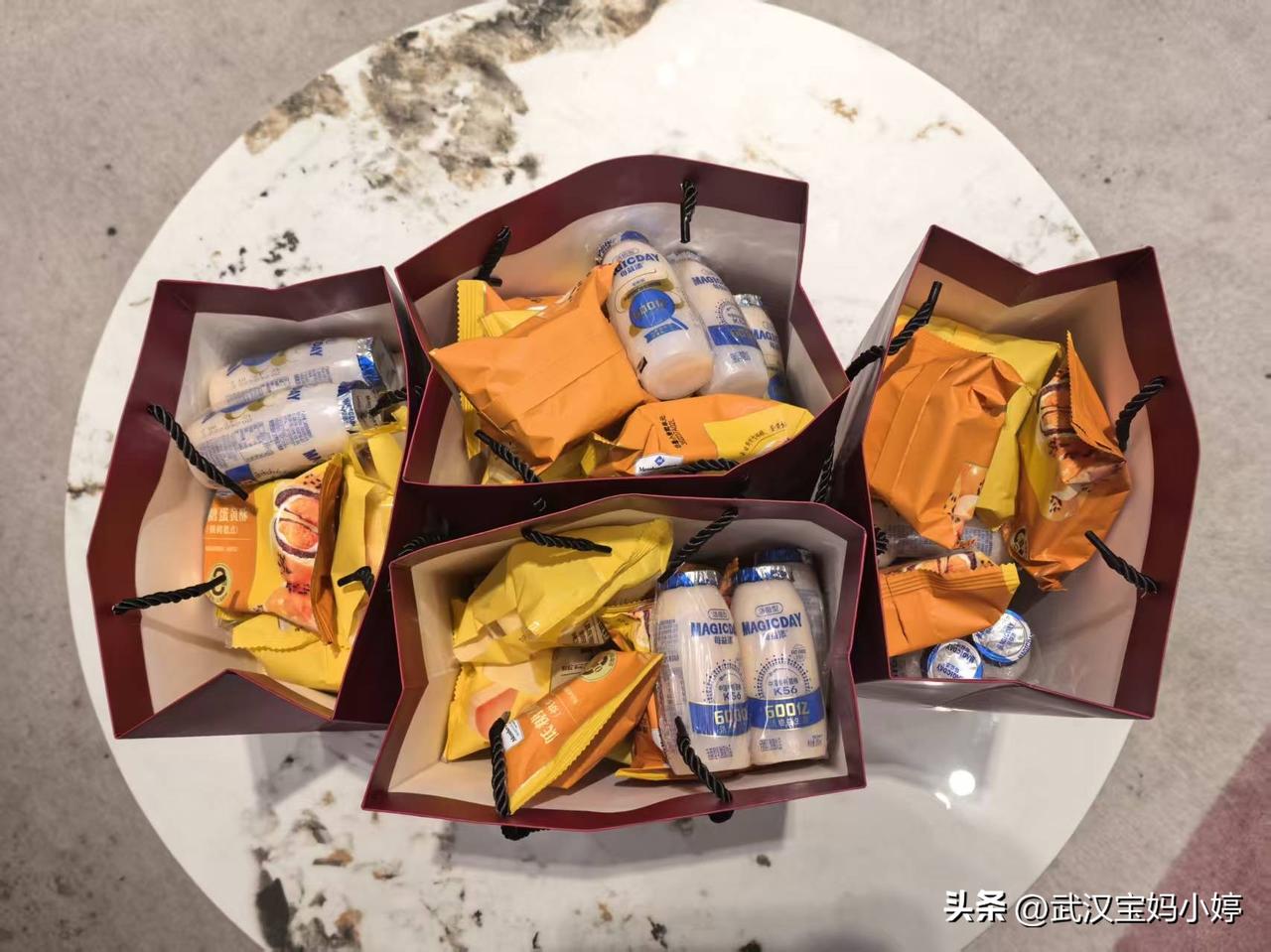 这几天一直加班，店长今天点了两百多山姆说要犒劳我们[大笑]都是我们爱吃的，说给我