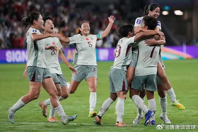 女足好样的！中国女足2-1逆转朝鲜，3战全胜头名出线！王霜陈巧珠建功！3月9日1