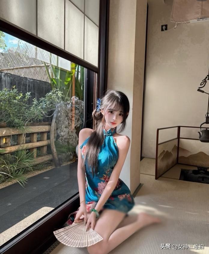 在传统日式房间中，少女手持折扇，沉静优雅。