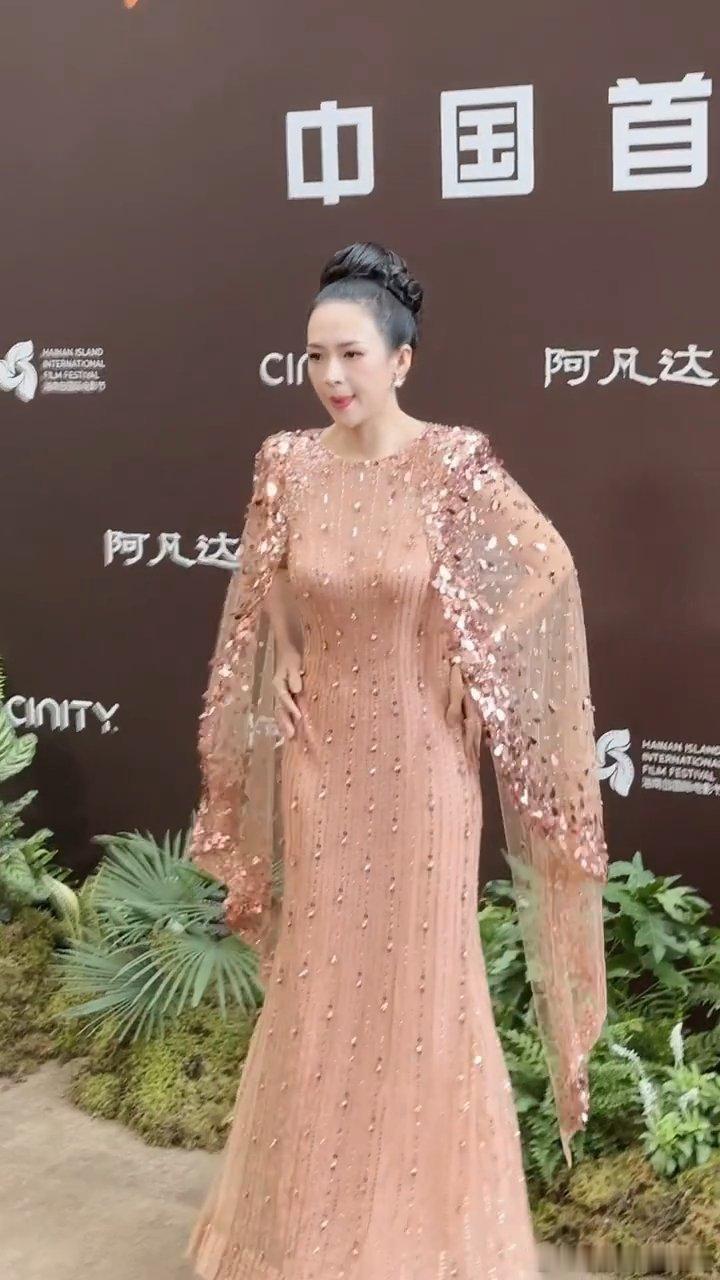 章子怡卡梅隆热聊章子怡亮相阿凡达3首映礼 闪闪发光的子怡！和卡梅隆导演热聊，两度