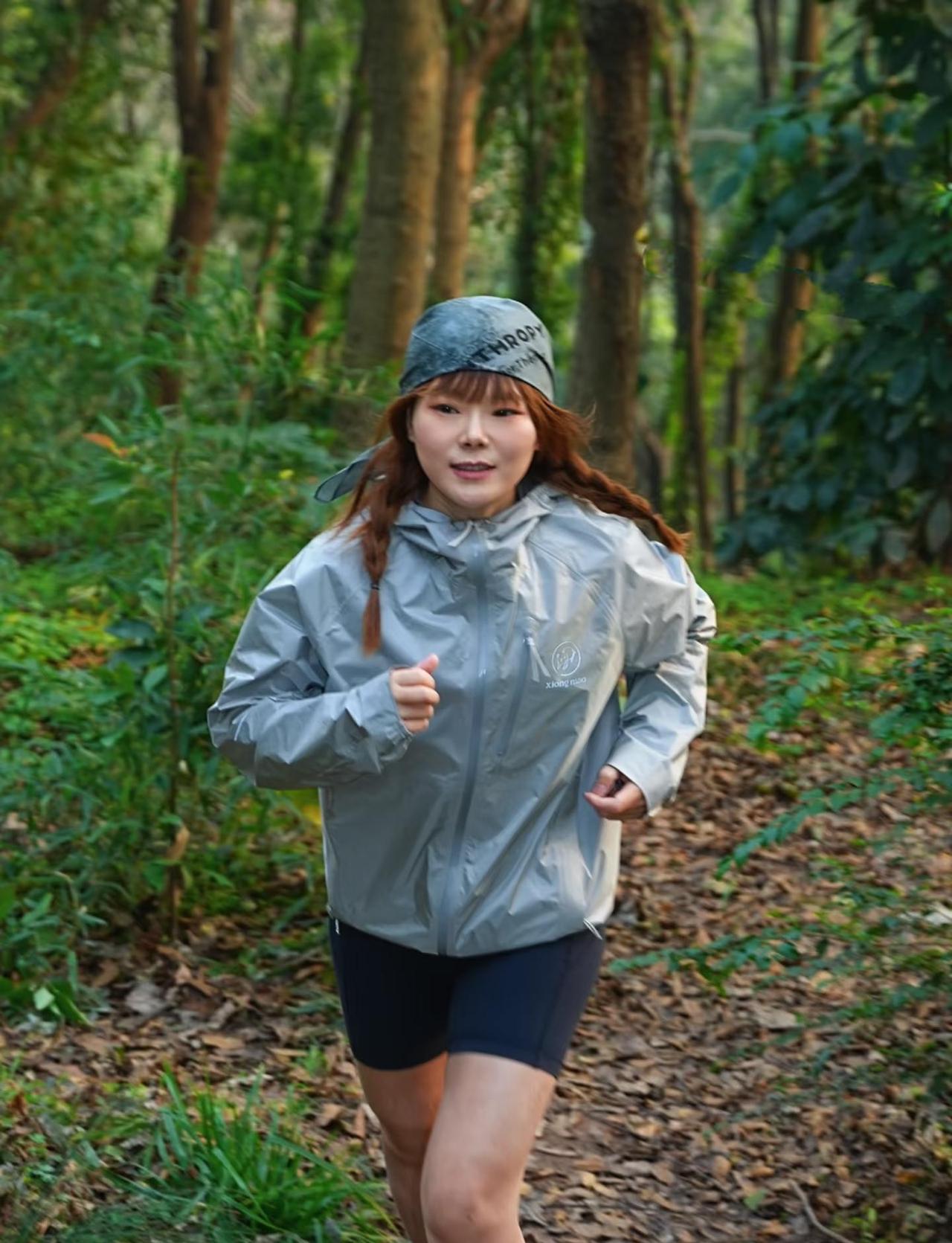 城市待久了，该去山里“野”一下
脚底下是软软的落叶，风里混着青草和泥土的味道
耳