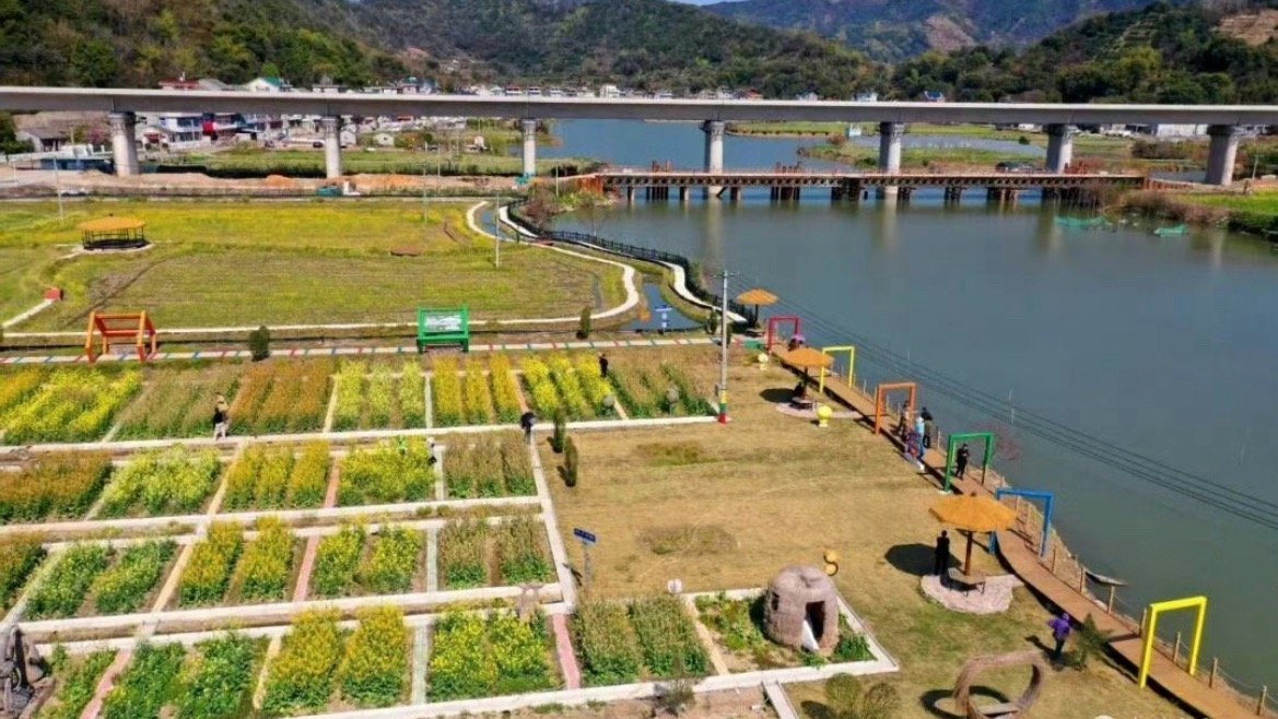 当玉环古村遇上数字游民依托千万工程建设，玉环唤醒闲置石屋打造青创基地，科技赋能文