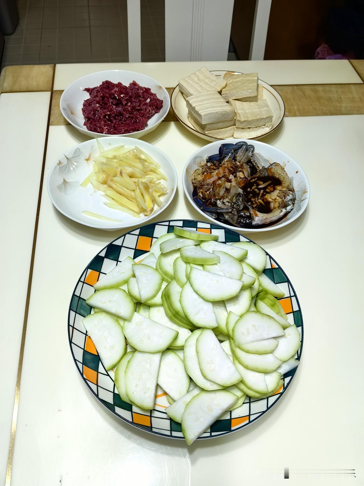 福建人的餐桌，星期天，
 
今日备菜山海齐聚，美味就绪。
- 生活无解，户外撒野