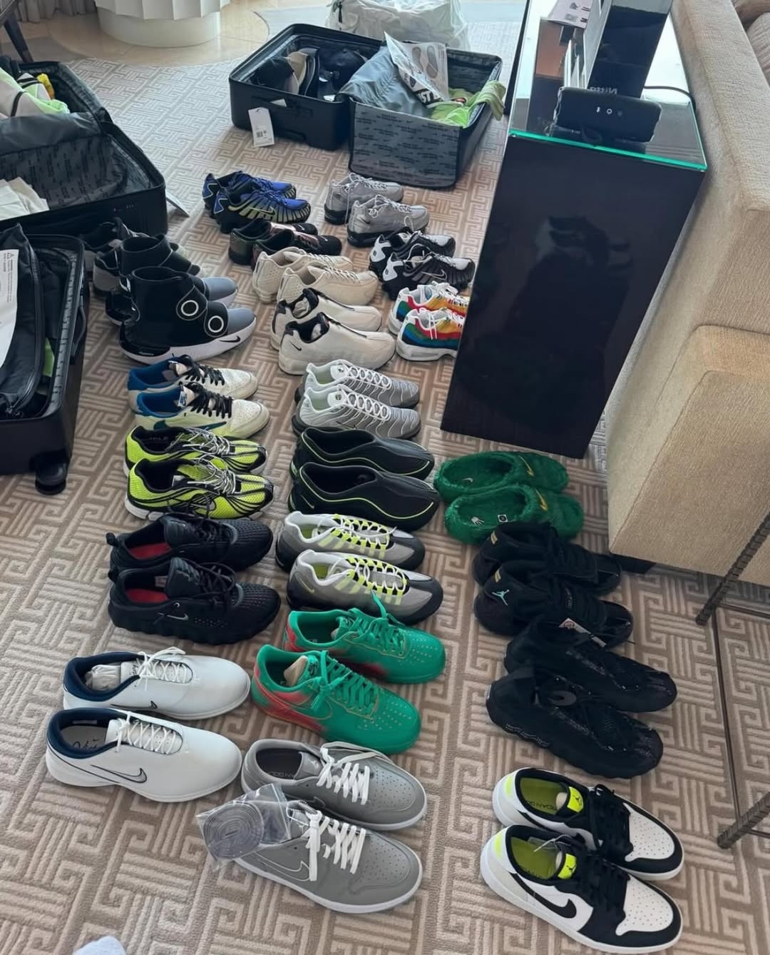 阿尔卡拉斯每次采访都得露出Nike 的其他运动鞋……图一是Nike 为他在墨尔本