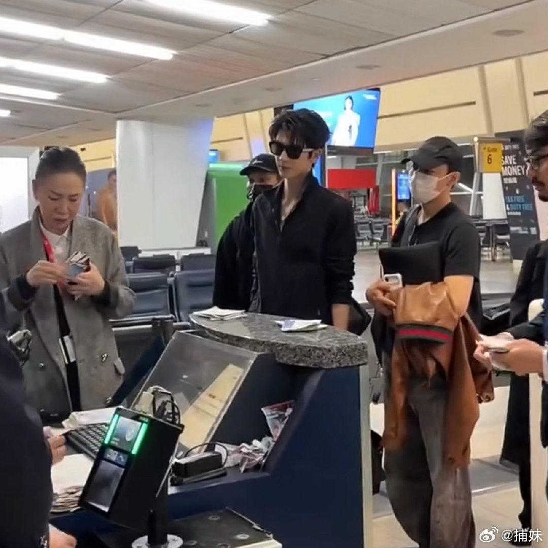 张凌赫路透像拍MV张凌赫真的好搞啊，他能买到拖地的裤子穿也真是不容易了哈哈哈