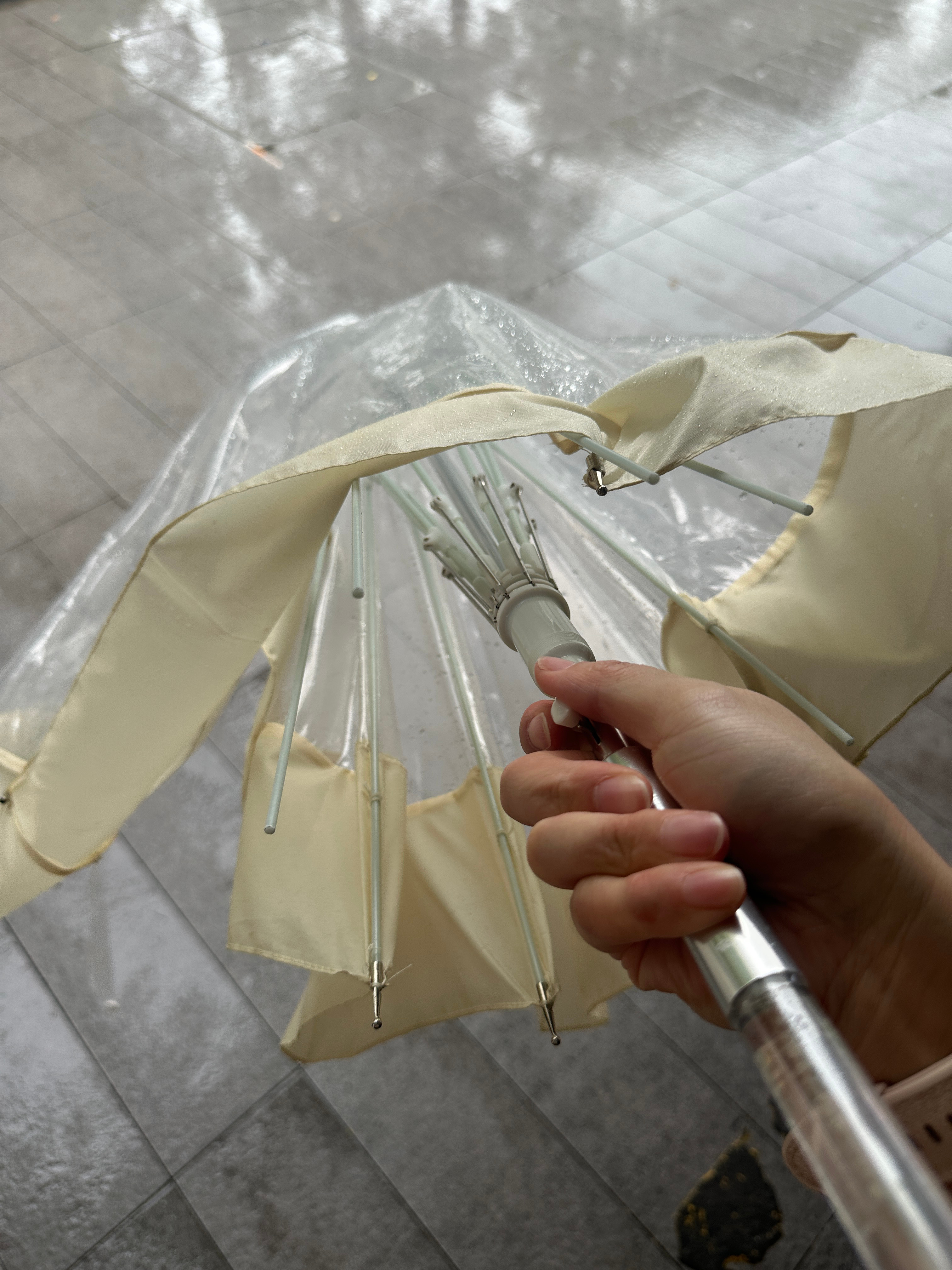 我心爱的透明雨伞也吹坏了还是车里安全[笑cry][笑cry][笑cry]开着小鹏