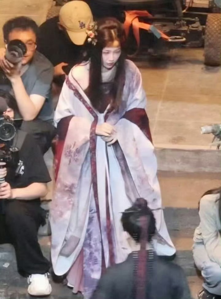 虞书欣侯明昊念相思同框不懂就问，为啥虞书欣有大黑☔，侯明昊不需要☔遮着呢