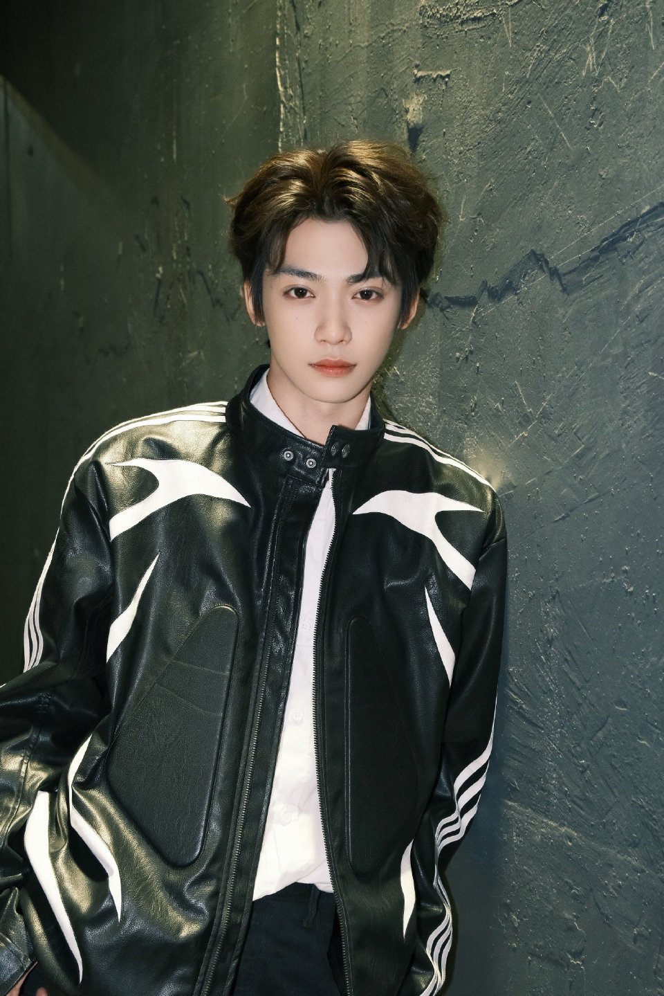 梓渝工作室发布营业照，今天酷酷的