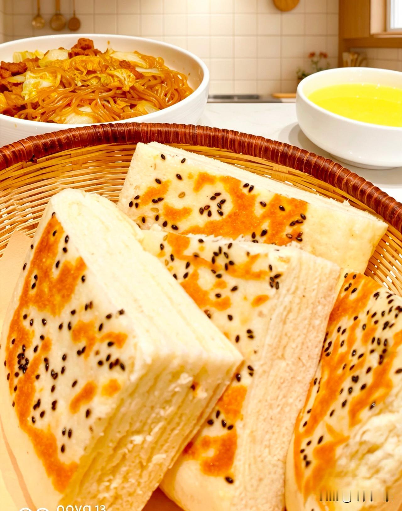 猪肉白菜炖粉条，千层饼，姜黄茶。
乡里乡亲的口福。
[大笑]