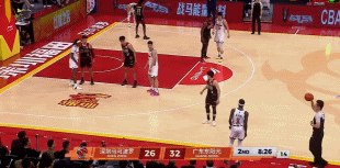 萨姆纳发球失误怪麦考尔，深圳队发不出球，两队都漏洞百出

广东队今天还是三个小个