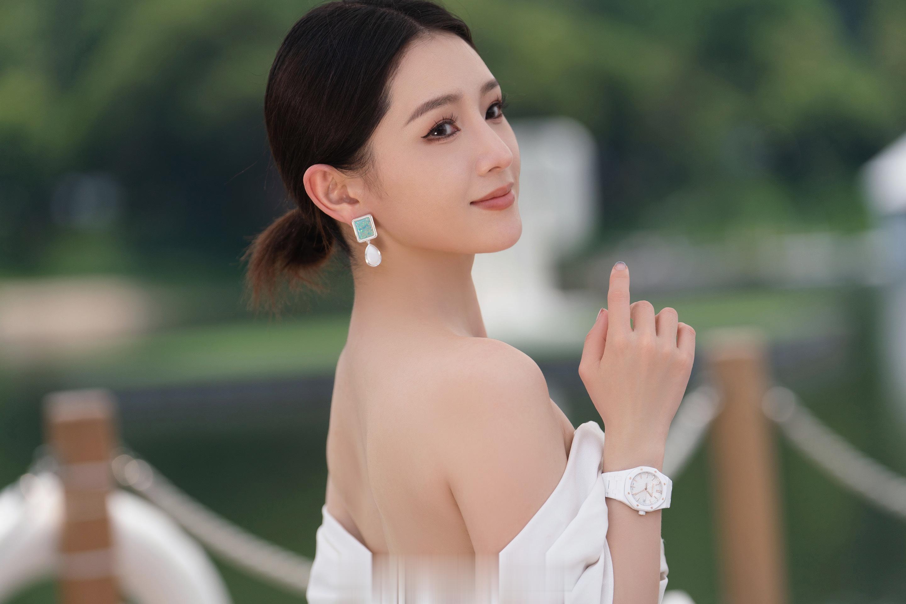 AP的第一只白陶瓷女表我以为冰蓝已经是最美了没想到白陶瓷更惊艳 太好看啦👀 ​