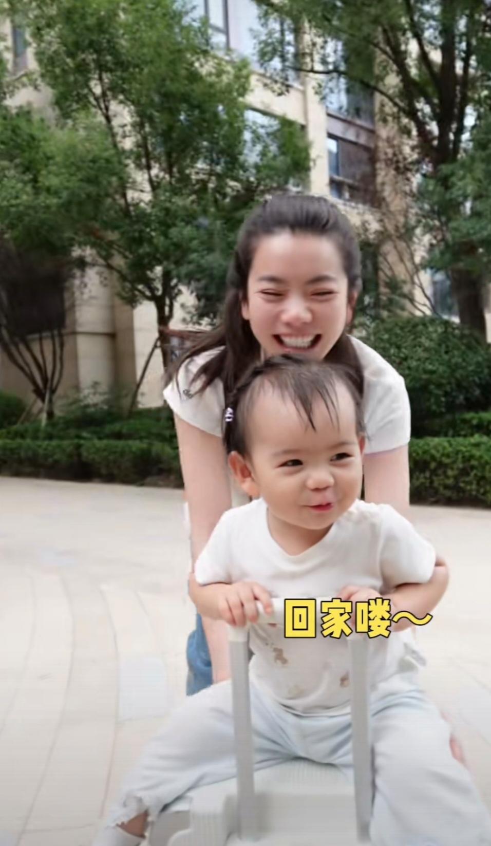 黄喂笑得大牙都要打架了[呲牙]。柱子哥的笑也停不下来，女儿密密更是重量级爱笑与有