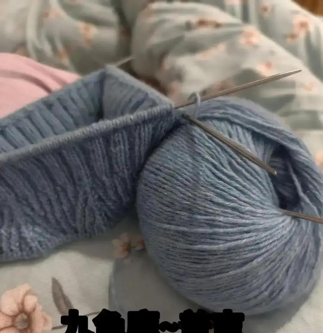 一条围巾把毛线价打翻三倍
 
谭松韵昨晚晒了张织了一半的灰色围巾，今早淘宝同款羊