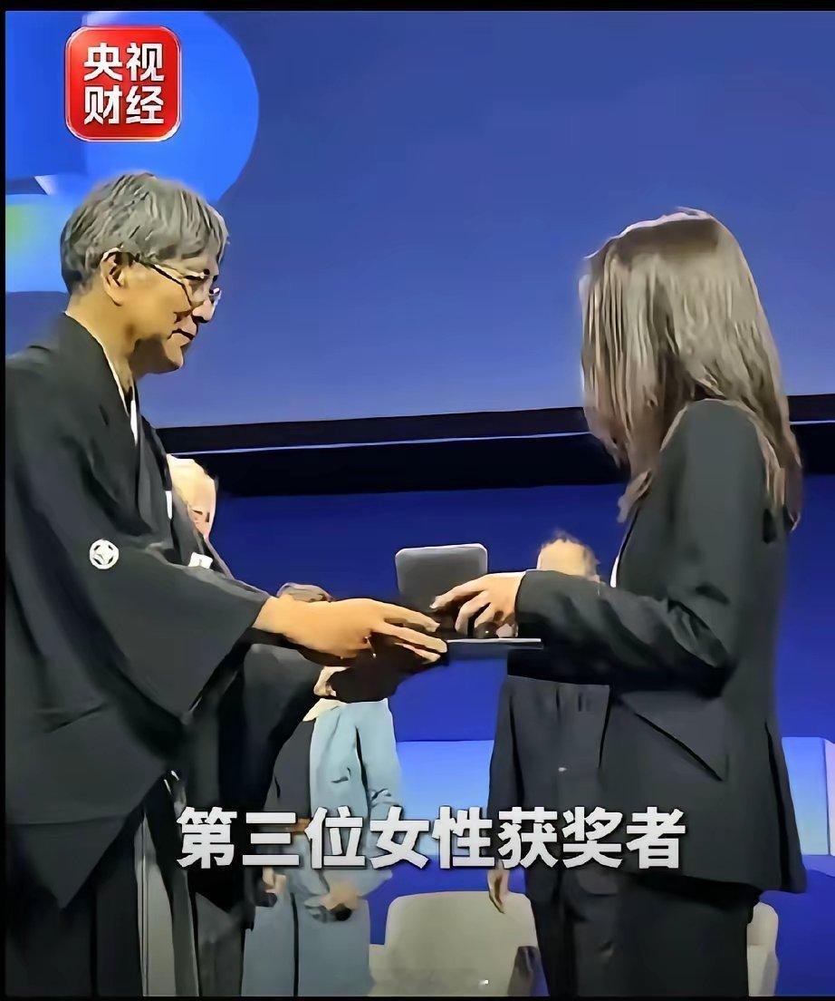 2026 年菲尔兹奖的颁奖现场颁奖者有一个穿着日本服装，很明显的。查了一下，这个