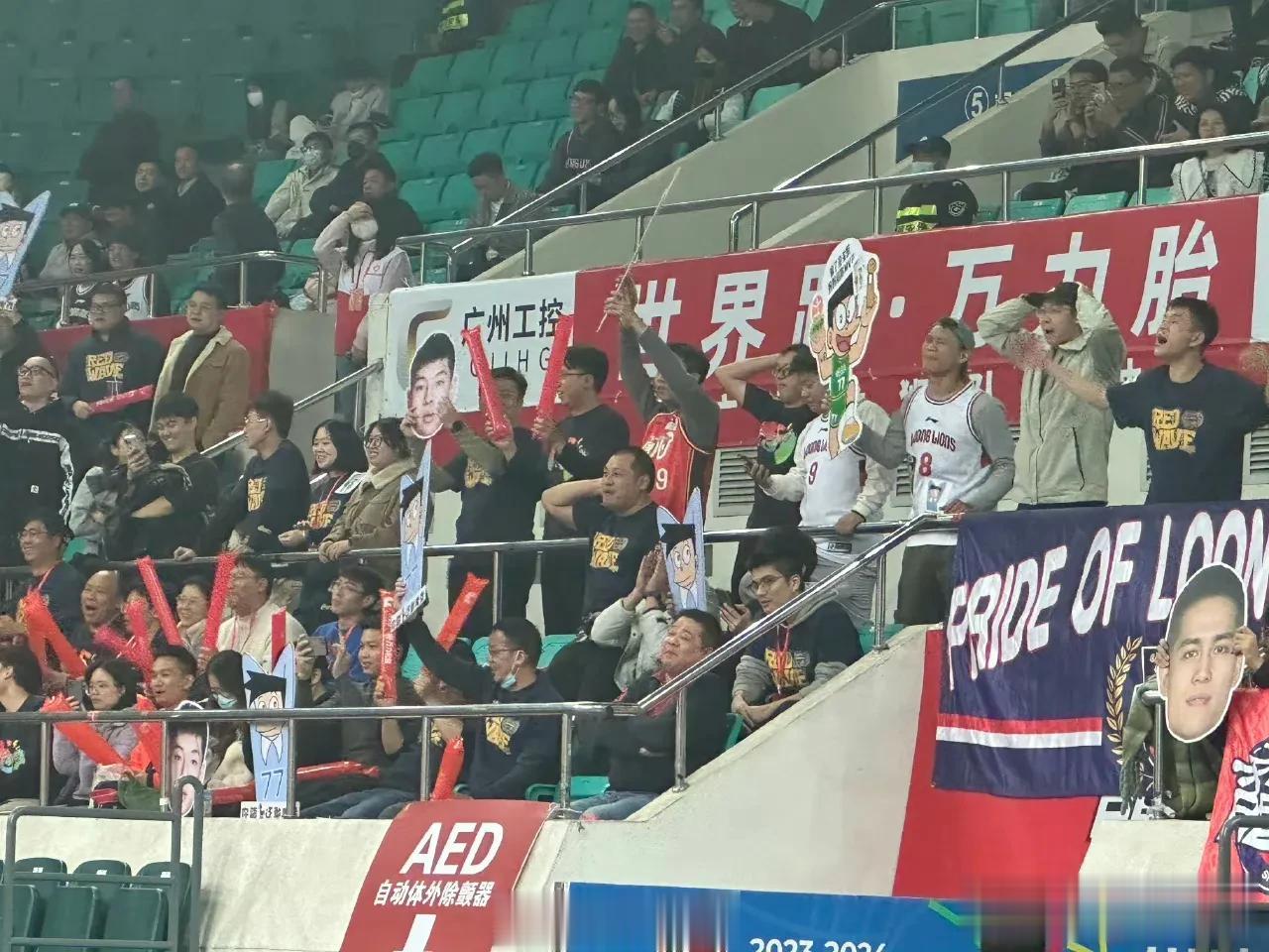 张镇麟，不愧为CBA第一小前锋。
辽宁客场对阵广州的比赛，广州球迷非常不友好，又