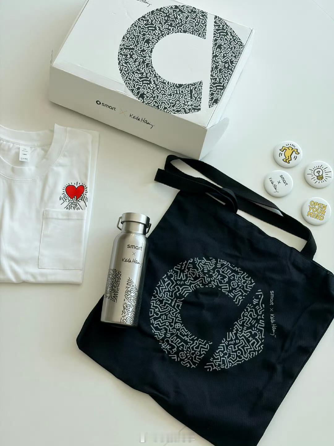 收到了smart × Keith Haring的联名礼盒Keith Haring