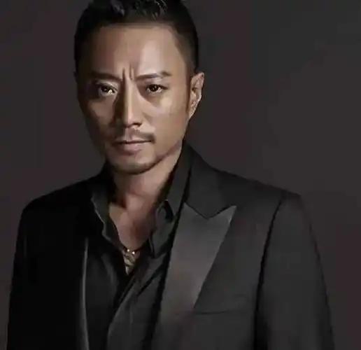 朋友老叶常年悄悄的吃药，最终被二婚的老婆发现，指责他隐瞒病史，最近正在闹着离婚。