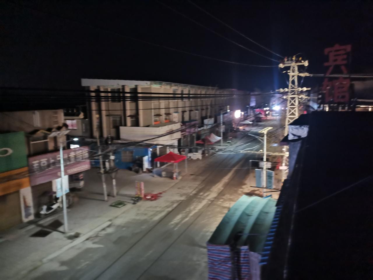 小镇的夜非常宁静，仿佛睡着了，但明晃晃的路灯，依旧像睁着一双大眼