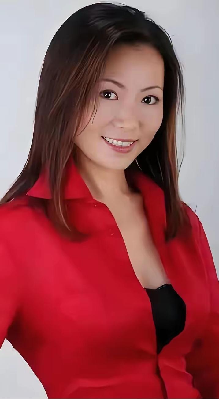 程琳，国内老牌流行女歌手、二胡演奏家 。歌声清甜灵动，凭借《小螺号》等经典歌曲火