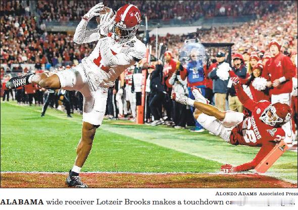 首轮排名第9的亚拉巴马大学客场34：24淘汰排名第8的俄克拉荷马大学 