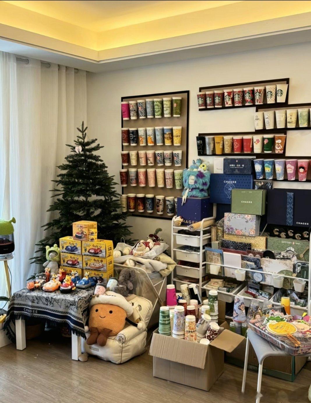 收藏风潮从盲盒蔓延至奶茶周边，已成为当代年轻人构建生活仪式感与情感联结的新方式。