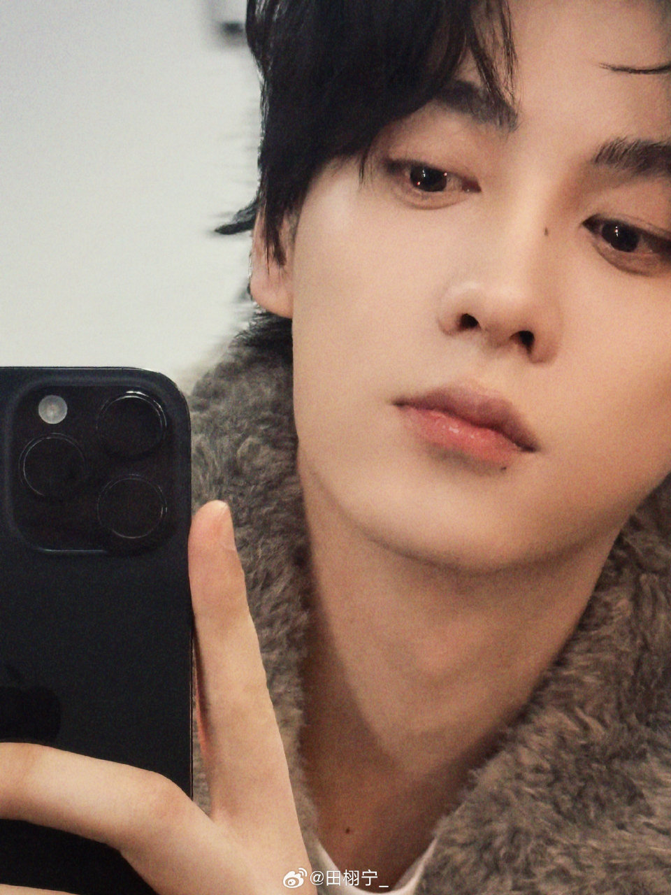 田栩宁 × 元宵营业，身穿 Acne Studios 小猫针织衫出镜，随性自在～