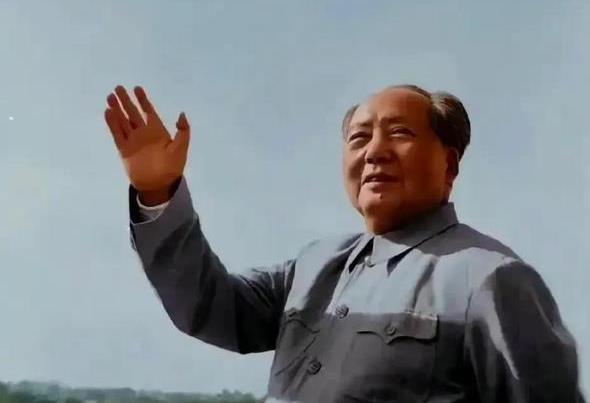 1955年，毛主席说：我们的目标是赶上美国，并且要超过美国，至少50年吧，也许7