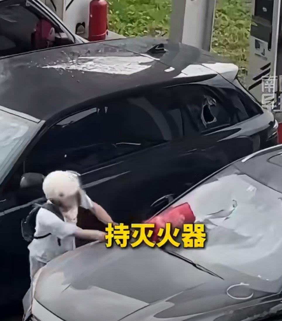 一小伙儿爆砸充电完不走车辆虽然说看着挺解气的，但这么做确实不太理智呀，有点疯狂了