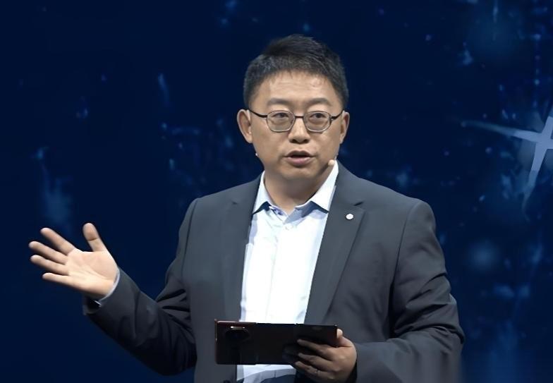 他们真正怕的是中国赢！沈逸点破：精英们把子女和存款都押在美国，一旦中国科技追上，