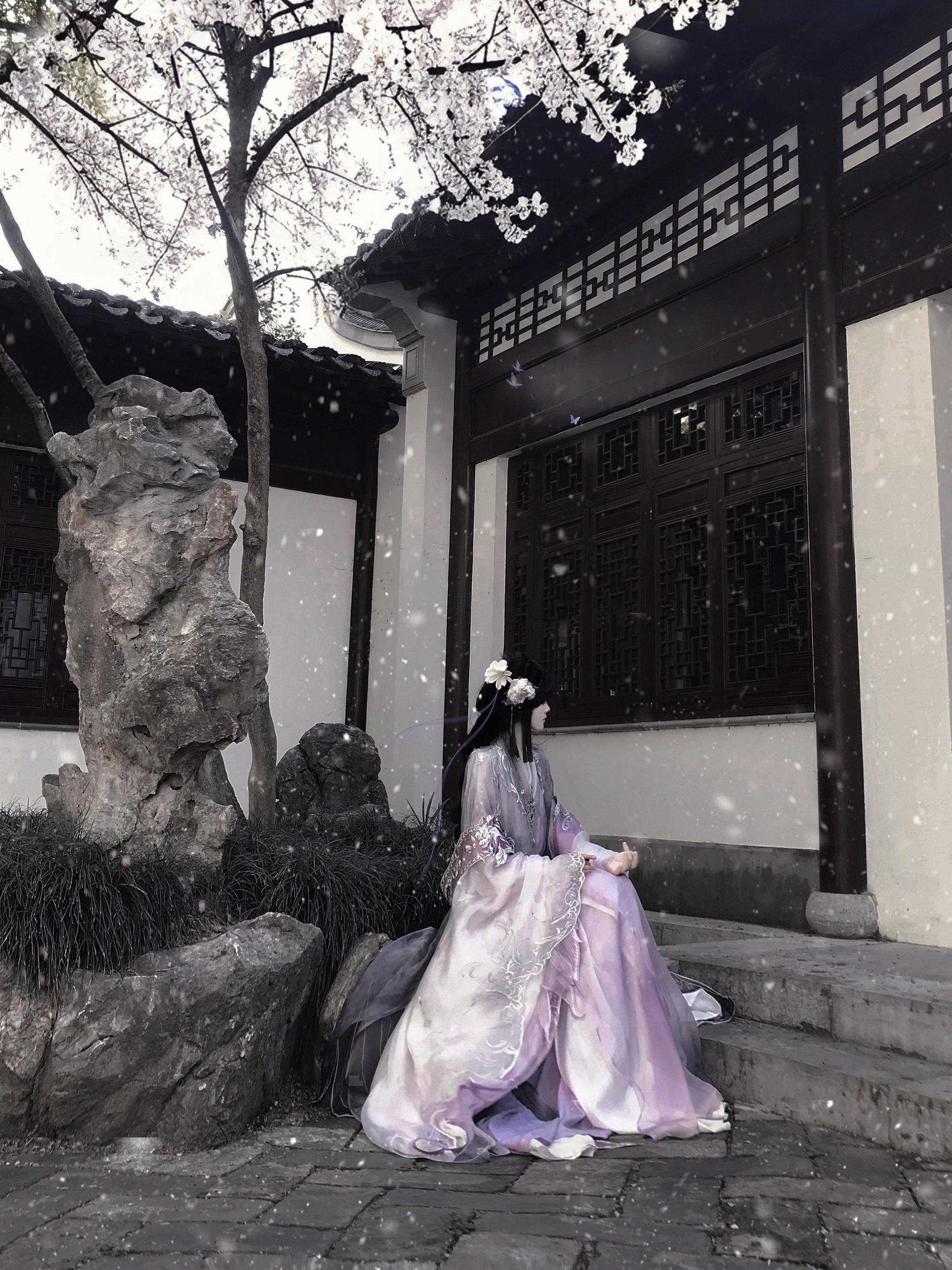 “你说过会回来的……”