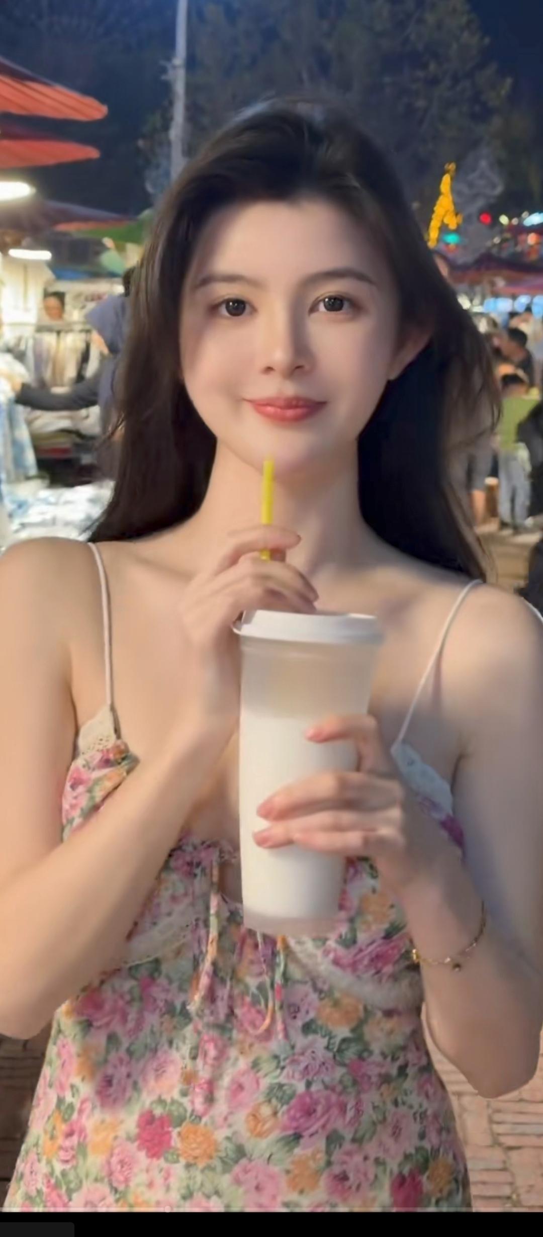 夜晚的市集，一杯奶茶，享受生活的美好瞬间。