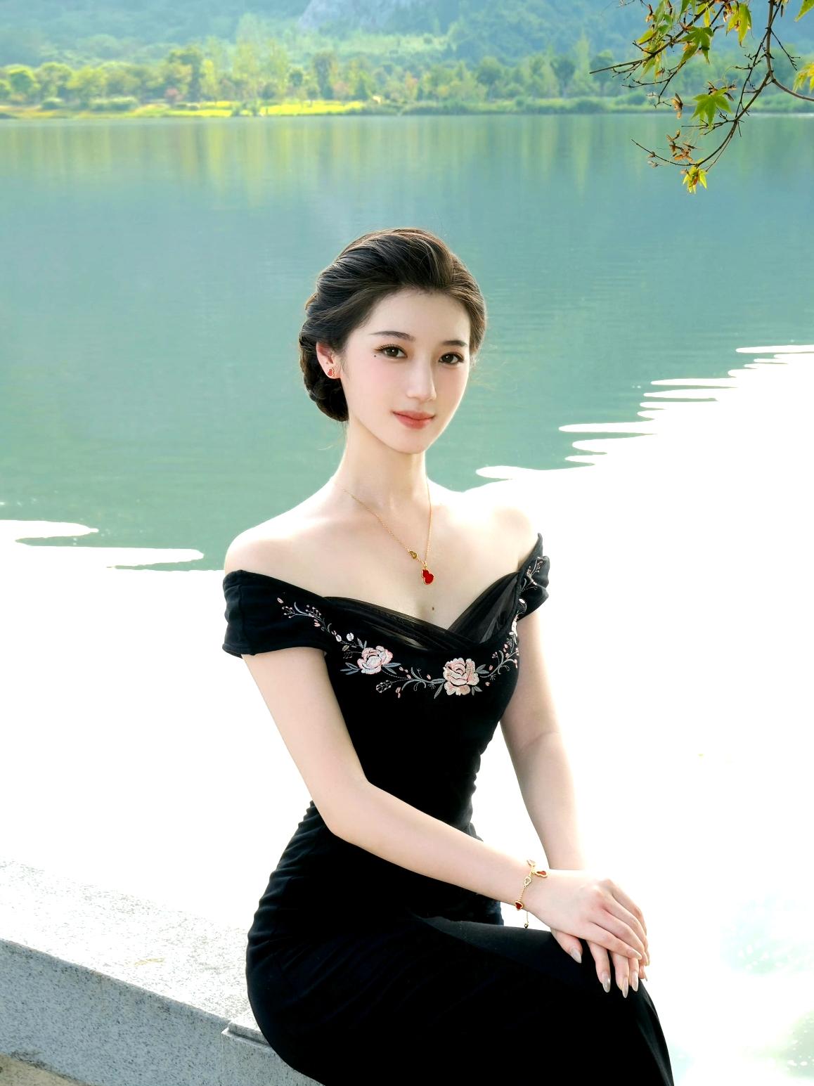 碧绿的湖水，清纯的倩影。什么样的女生让人一见难忘? 户外美照