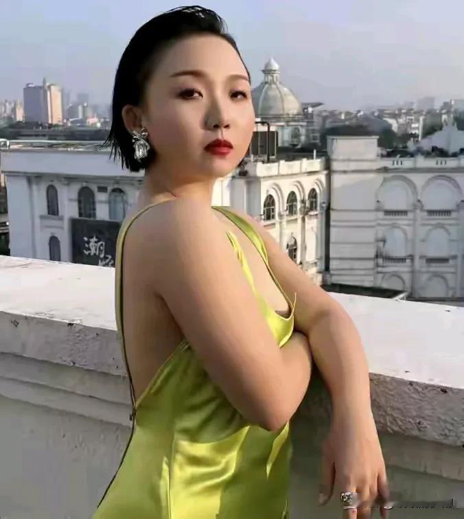 这是我们认识辣目洋子吗？
辣目洋子=李嘉琦
反差比较大