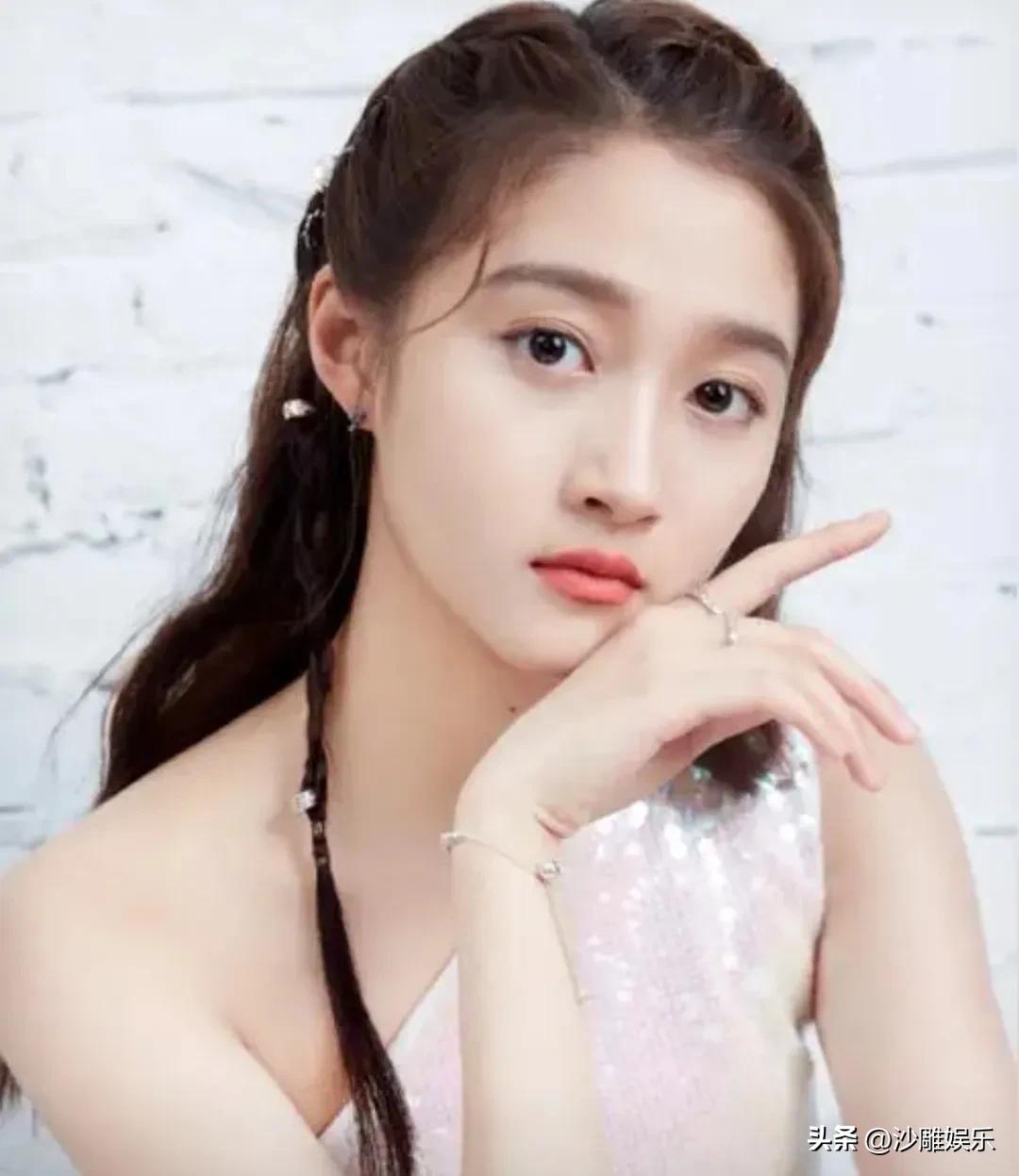 关晓彤，冲上热搜！

3月5号，关晓彤上热搜不是因为新剧演技炸裂，也不是因为和鹿